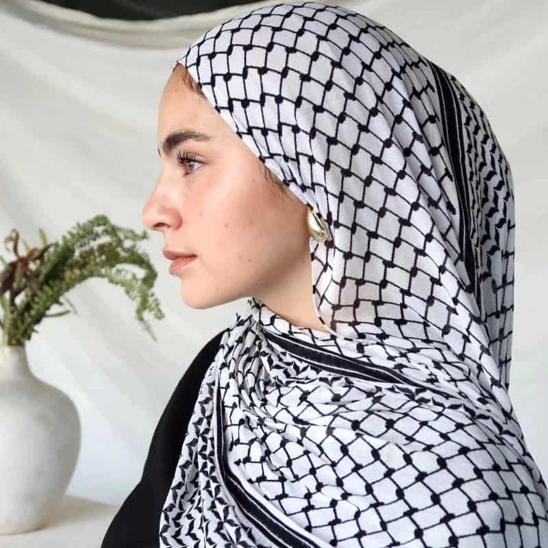 keffieh palestinien femme porté autour du cou