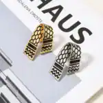 Bracelets artisanaux palestiniens en métal avec motifs traditionnels, symboles culturels authentiques, parfaits pour la mode ethnique et le souvenir de la Palestine.