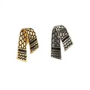 1. Boucles d'oreilles en métal or et argent avec motifs géométriques inspirés de l'art palestinien.