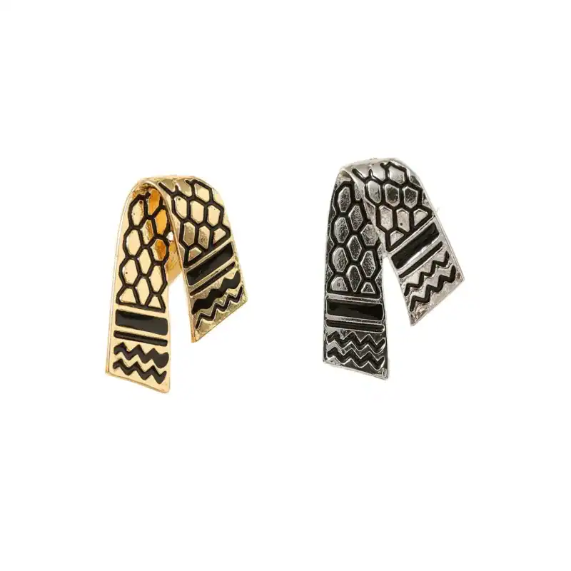 1. Boucles d'oreilles en métal or et argent avec motifs géométriques inspirés de l'art palestinien.
