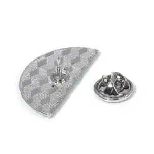 1. Bouton de fixation en métal argenté avec motif géométrique pour accessoires de mode ou décoration intérieure.