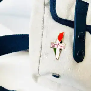 1. Pin en forme de Palestine avec drapeaux rouge, blanc, vert et noir, sur sac en toile beige, symbole de soutien à la Palestine.
