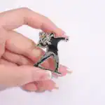Guerrier palestinien en enamel noir et argent avec tigre, motif de résistance, accessoire artisanal emblématique.