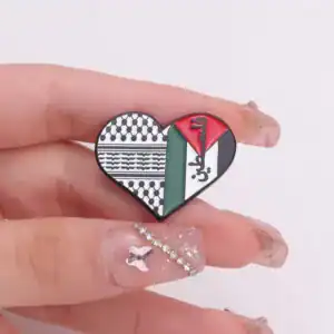 Des bijoux en forme de cœur avec motif palestinien, symbole de solidarité et d'identité palestinienne, disponibles chez Boutique Palestine.