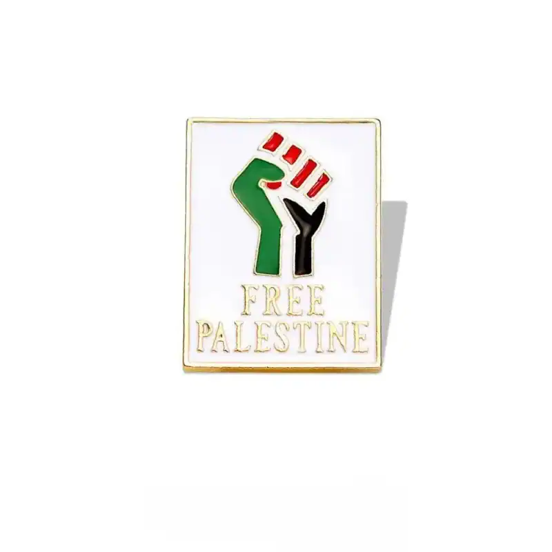 Fève en métal avec symbole de solidarité pour la Palestine, couleur verte, rouge et noire, inscription "Free Palestine", représentant la lutte et la liberté palestinienne.
