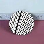 Foulard palestinien avec motifs traditionnels en noir et blanc, fabriqué à la main, parfait pour un style authentique et élégant, disponible chez Boutique Palestine.
