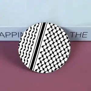 Foulard palestinien avec motifs traditionnels en noir et blanc, fabriqué à la main, parfait pour un style authentique et élégant, disponible chez Boutique Palestine.