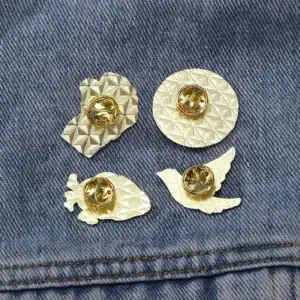 1. Broches dorés en forme de feuilles et cercles avec motif géométrique, accessoires chics et originaux pour vêtements.
